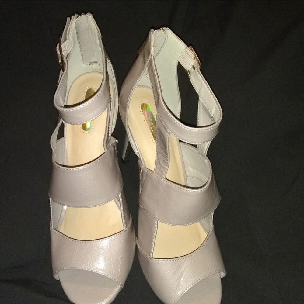 Ladder Up Heels - Picture 2 of 7